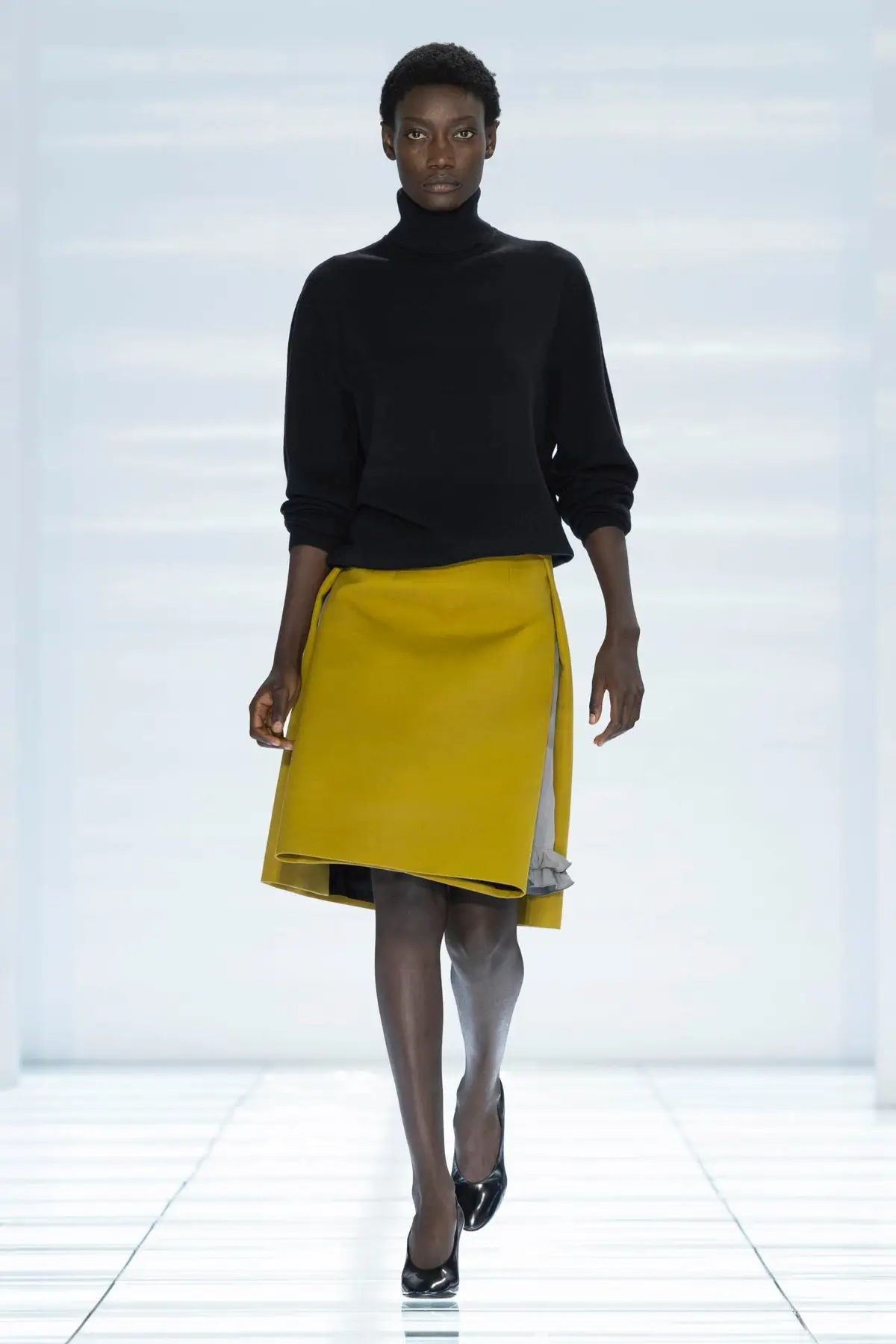Straight skirt, to the knee. Prada SS27, Look 2